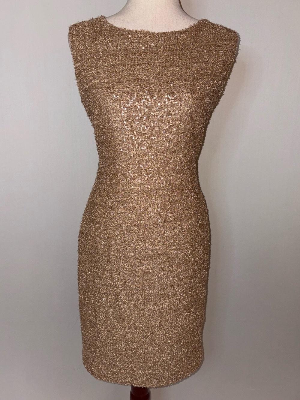 Misook Sleeveless Glitter Sequin Knit Sheath Dress in Gold Size M